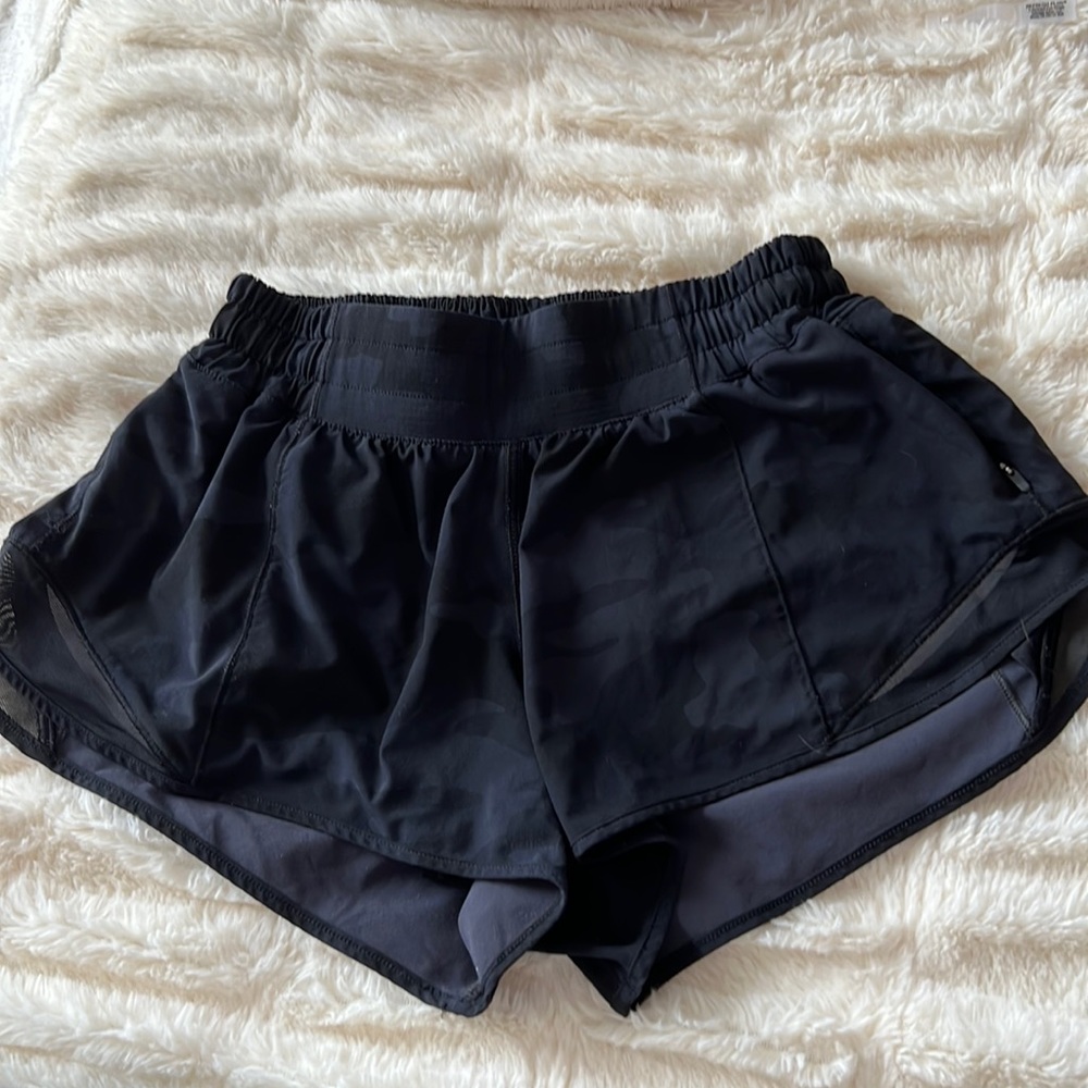 Lululemon Size 4 hotty-hot low rise black camo print shorts